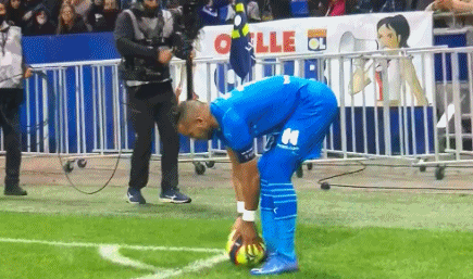 荷兰队官方：小克鲁伊维特因伤离开国家队（荷兰队官宣：小克鲁伊维特因伤退出国家队）