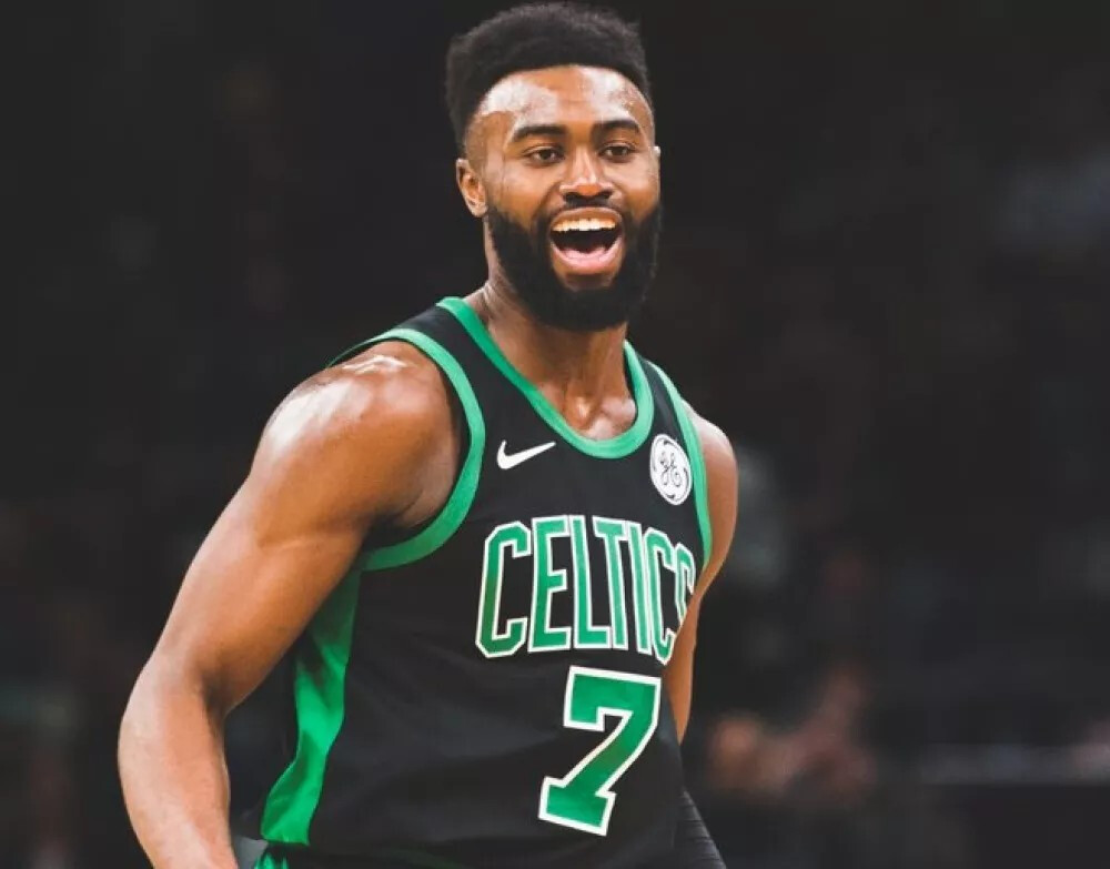 差距较大！湖人半场8罚5中全部来自于东契奇 马刺则是19罚16中（半场罚球悬殊：湖人8罚5中全来自东契奇，马刺19罚16中）