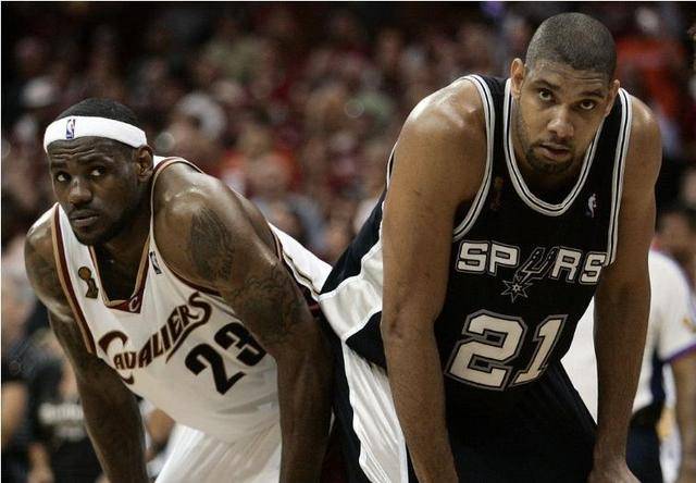 西甲焦点战：皇家奥维耶多步步紧逼马略卡，赛季前景扑朔迷离（西甲重磅对决：皇家奥维耶多紧追马略卡，赛季走向仍充满变数）