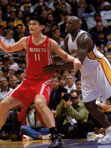 米兰冬奥会火炬传递至那不勒斯，卡纳瓦罗担任火炬手（米兰冬奥火炬抵达那不勒斯，卡纳瓦罗领衔传递）