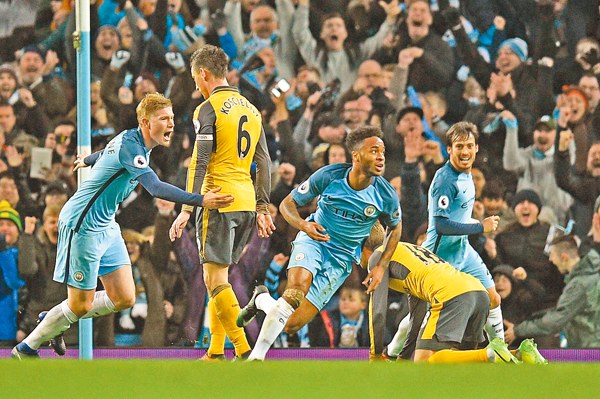 你给多少分？法鹰旧将特拉普和妻子高难度动作秀恩爱（打几分？前法鹰旧将特拉普与妻子上演高难度花式秀恩爱）