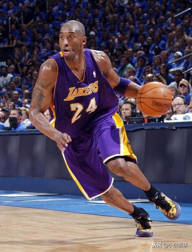 詹姆斯背身单打得分，引领球队节奏（詹姆斯背打取分，掌控比赛节奏）