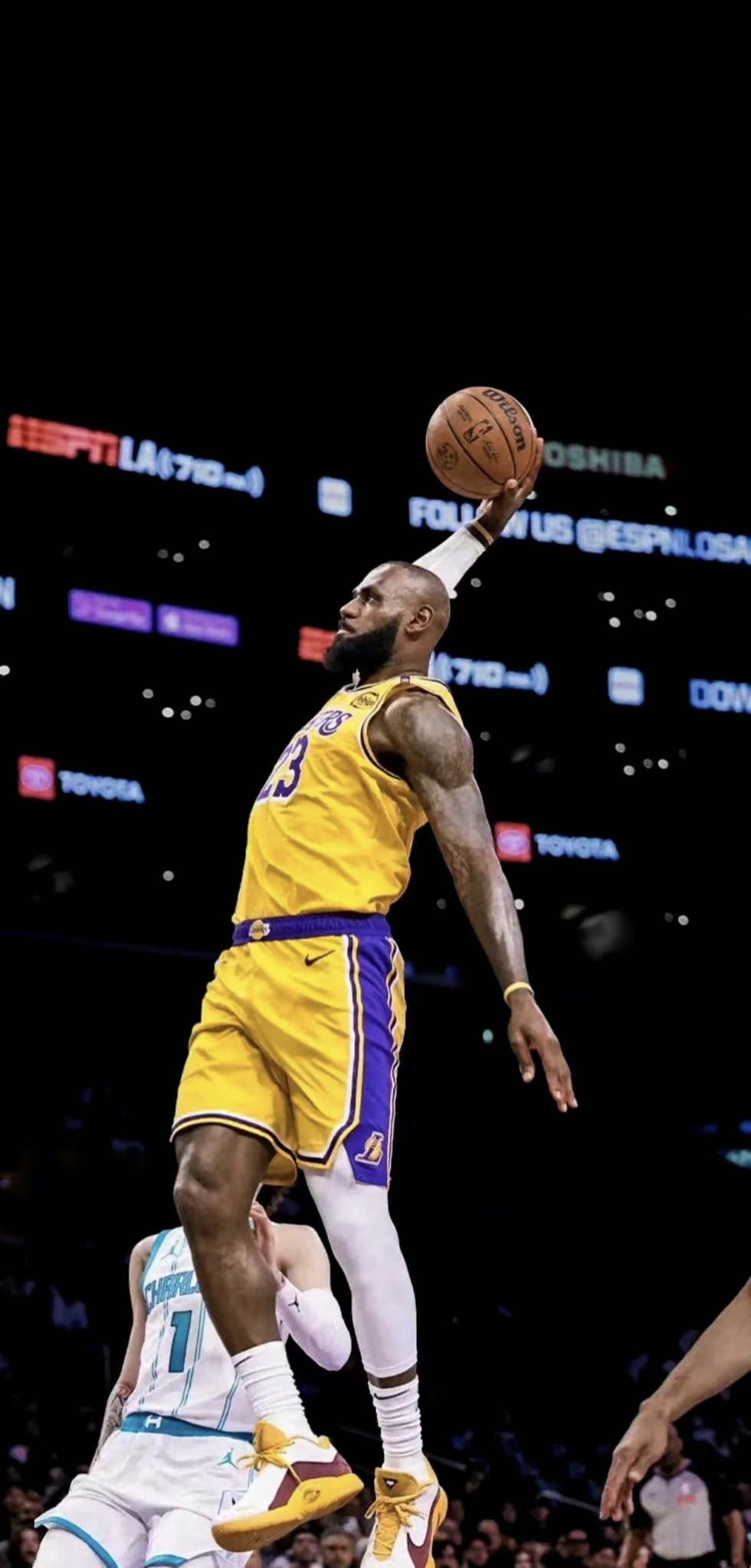 赛季第二败！雷霆领先16分遭马刺逆转无缘17连胜&止步半决赛（雷霆领先16分仍遭马刺逆转：赛季第二败，17连胜梦碎止步半决赛）