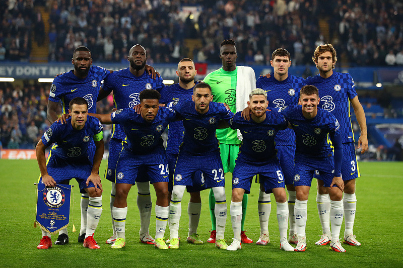 感谢俱乐部，U16国少球员身穿各自俱乐部训练服拍摄全家福（致谢俱乐部：U16国少球员穿各自俱乐部训练服合影全家福）