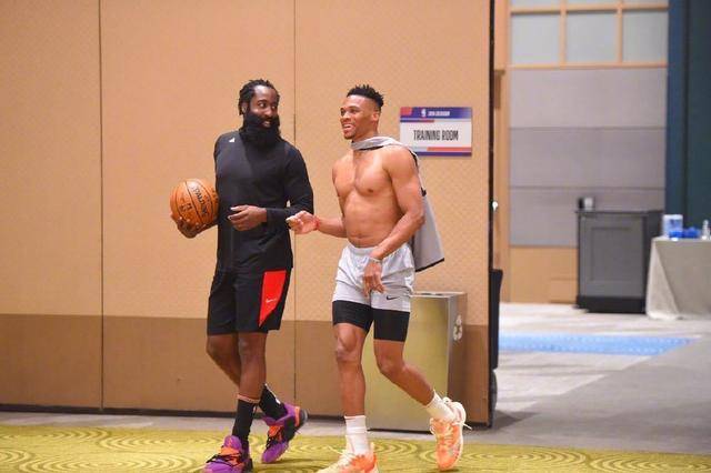 利物浦萨拉赫末节进球锁定胜利（萨拉赫终场前破门，利物浦锁定胜局）