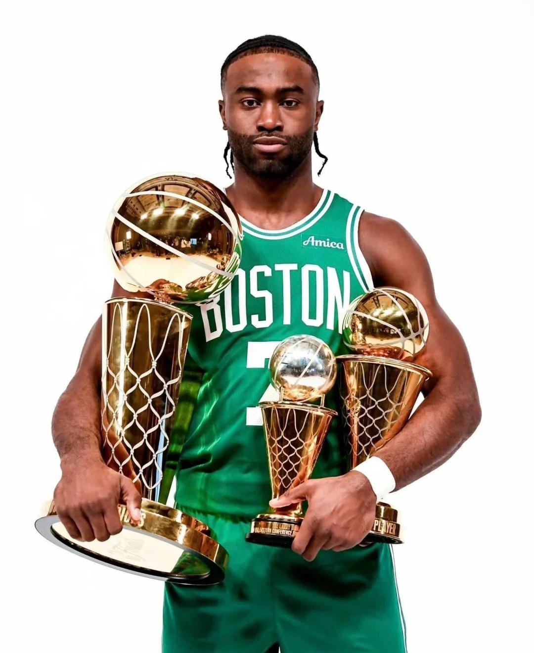 记者：邵佳一探班U22国足训练，与主帅安东尼奥相谈甚欢（媒体人称邵佳一到访U22国足训练场，与主帅安东尼奥愉快交流）